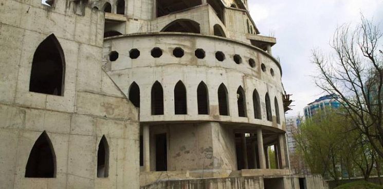 «Замок надо снести, а детский центр построить в другом месте!» – кубанский историк призвал снести бетонные развалины на Затоне, а на их месте разбить парк