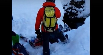 В Красной Поляне сняли на камеру спасение лыжника, провалившегося в ручей 
