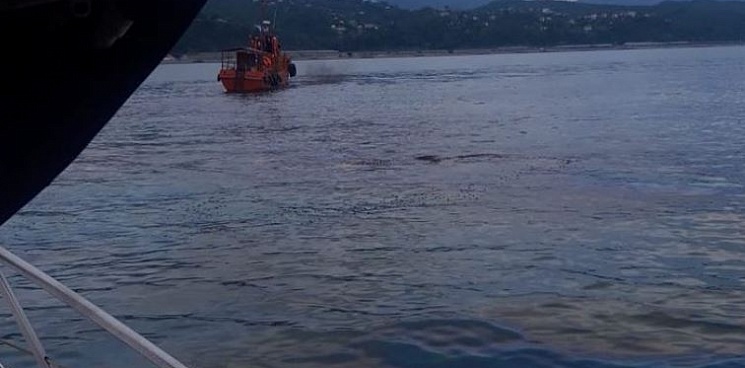 Росприроднадзор вновь обнаружил нефтяную пленку в Черном море у Туапсе