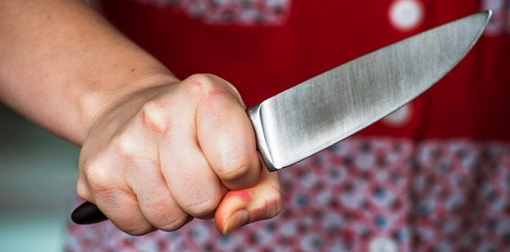 «Кубанцы продолжают резать друг друга»: в Анапе женщина вонзила нож в грудь сожителю-алкоголику