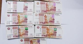 На границе в Сочи таможенники пресекли контрабанду денег и оружия 