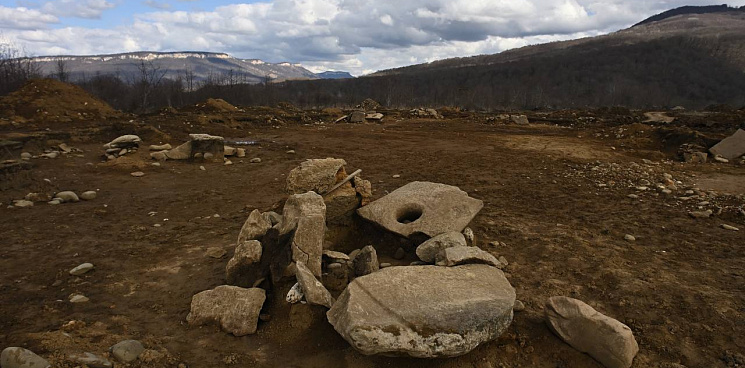 «Мы утащили памятники неолита, но мы вернём!» Власти Адыгеи рассказали, почему с места раскопок рядом со строительством курорта исчезли 11 дольменов