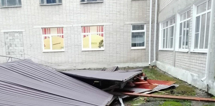В Крымском районе ветер сорвал кровлю со здания школы