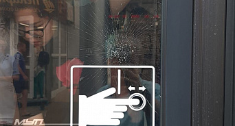  В Краснодаре дебошир разбил стекло троллейбуса и угрожал водителю расправой