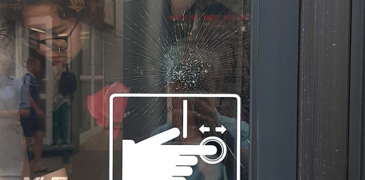  В Краснодаре дебошир разбил стекло троллейбуса и угрожал водителю расправой