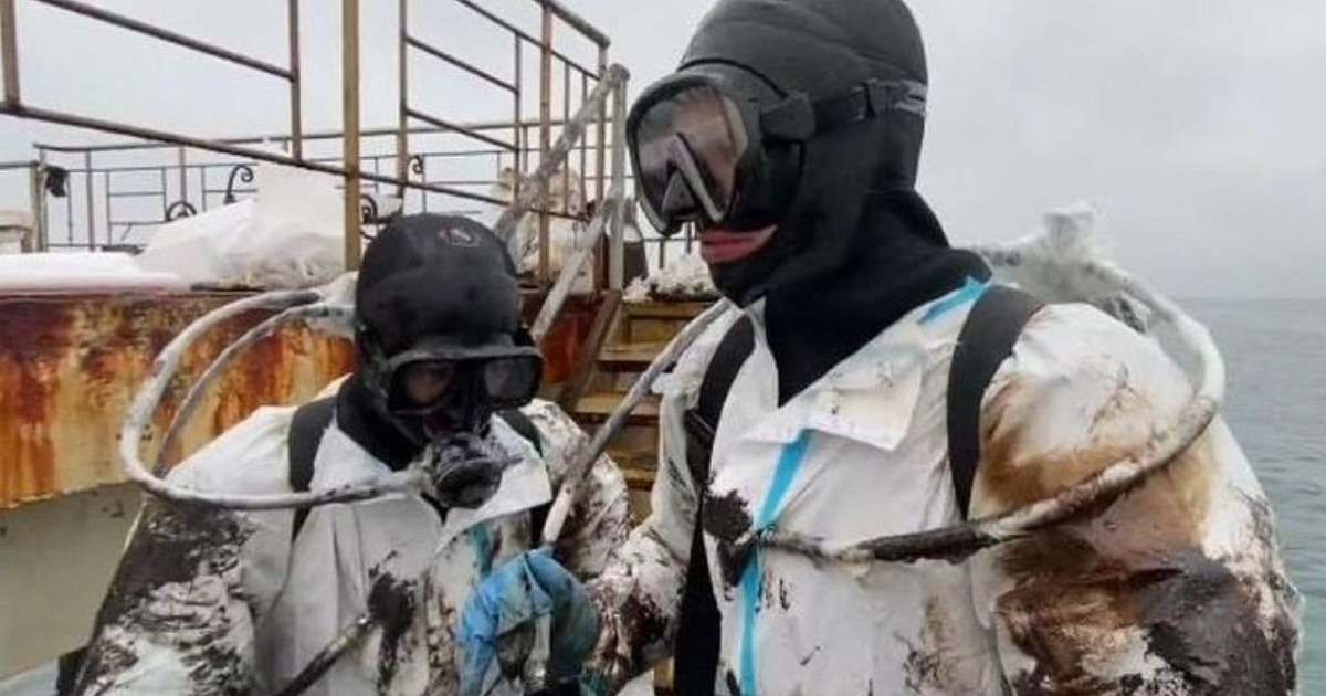 В Черном море увеличат число водолазов для сбора мазута до 110 человек