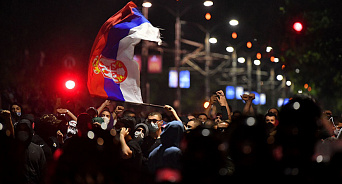 «Косово – это Сербия!» В Белграде протестующие прошли по улицам города и сожгли флаг Косово – ВИДЕО 