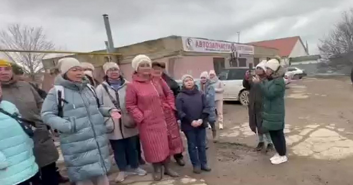 В Анапе выбросили песок с мазутом рядом с детским садом и жилыми домами