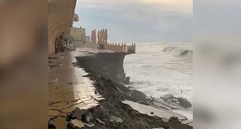 В Сочи во второй раз за лето разрушилась подпорная стена набережной
