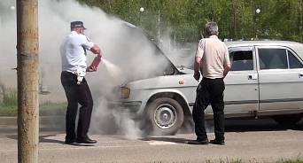 В Краснодарском крае полицейские потушили пожар в автомобиле пенсионера