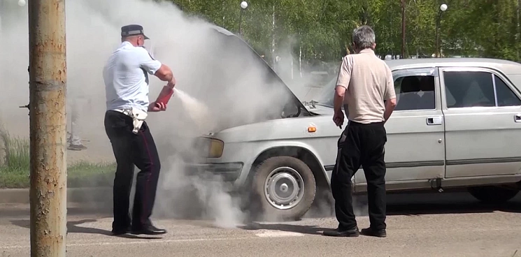 В Краснодарском крае полицейские потушили пожар в автомобиле пенсионера