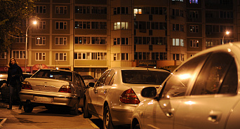 «Уважение к пешеходам? Не, не слышали!» В Краснодаре местные жители снова жалуются на дорожных хамов, которые паркуют автомобили на тротуарах - ВИДЕО