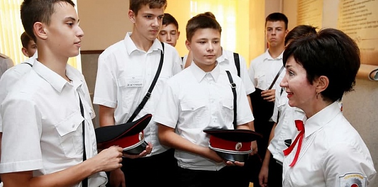 На казарменном положении в казачьих корпусах учатся около 1,5 тысяч детей