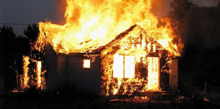 На Кубани при пожаре в частном доме заживо сгорел мужчина