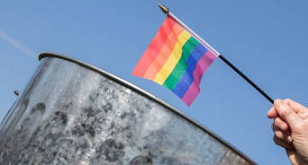 «ЛГБТ-тряпку отправьте в мусор!» В США мать школьника сорвала ЛГБТ-флаг с доски во время родительского собрания – ВИДЕО
