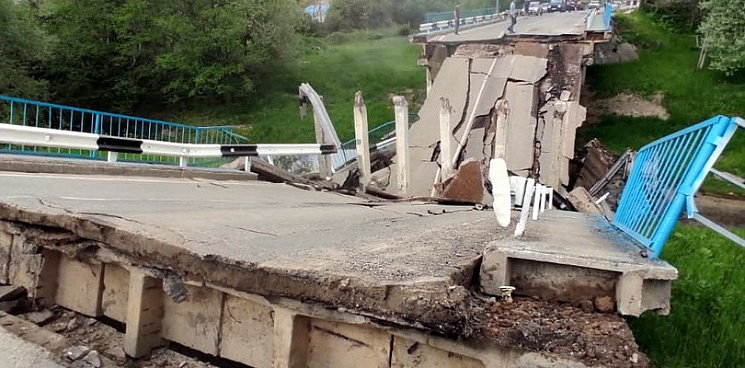 В посёлке Ильском на Кубани после обрушения моста ввели режим ЧС