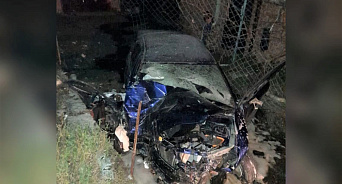 На Кубани автолюбитель погиб, врезавшись на машине в столб и жилой дом
