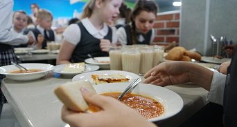  «Питайтесь знаниями, у школы закончились деньги!» В школах Новороссийска истекают сроки контракта на бесплатное питание для учеников