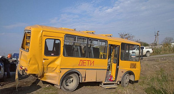 Школьный автобус на Кубани протаранил «Газель»