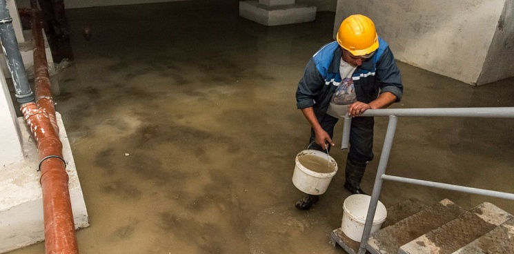 В Анапе затопило подвал, в котором незаконно проживали 15 человек