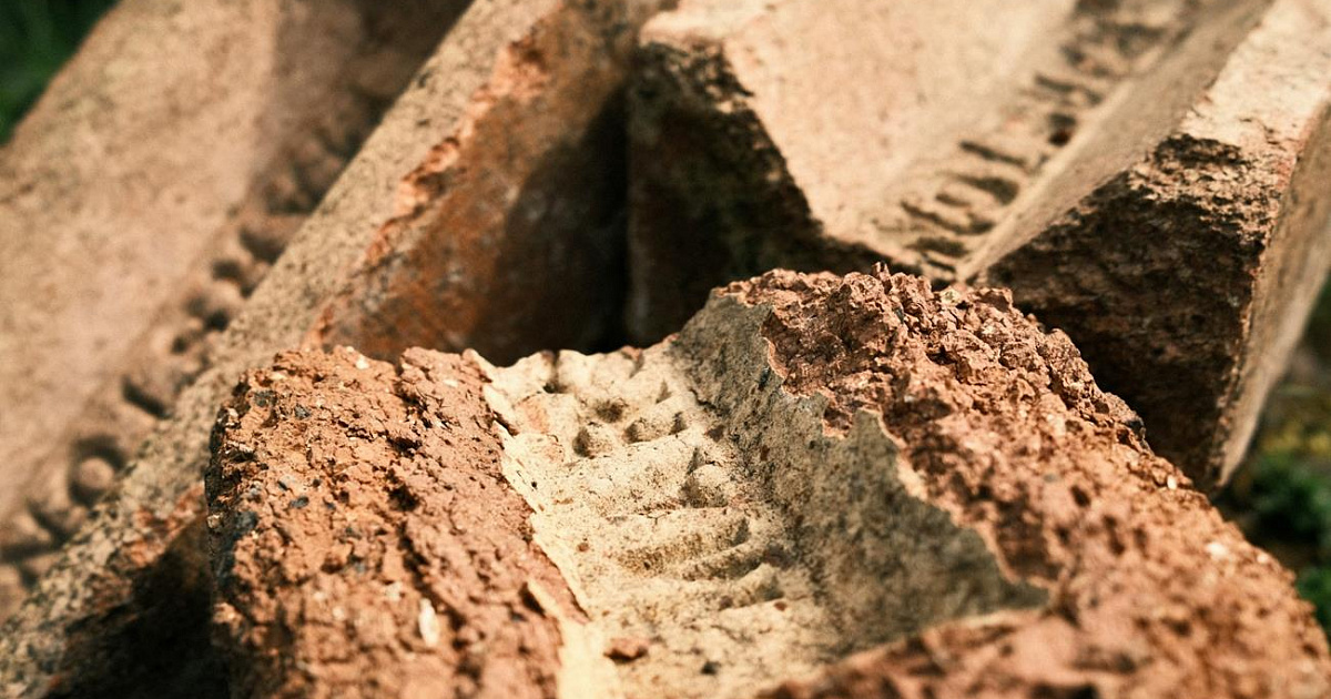В Краснодаре неизвестный выкинул газоблок с верхнего этажа