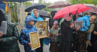  «Не дали помолиться детям!» Киевские боевики выгнали эвакуированных харьковчан из церкви, которые молились за сохранность Харькова