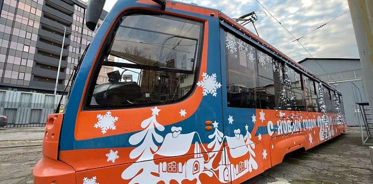 В Краснодаре к новому году украсили транспорт МУП КТТУ