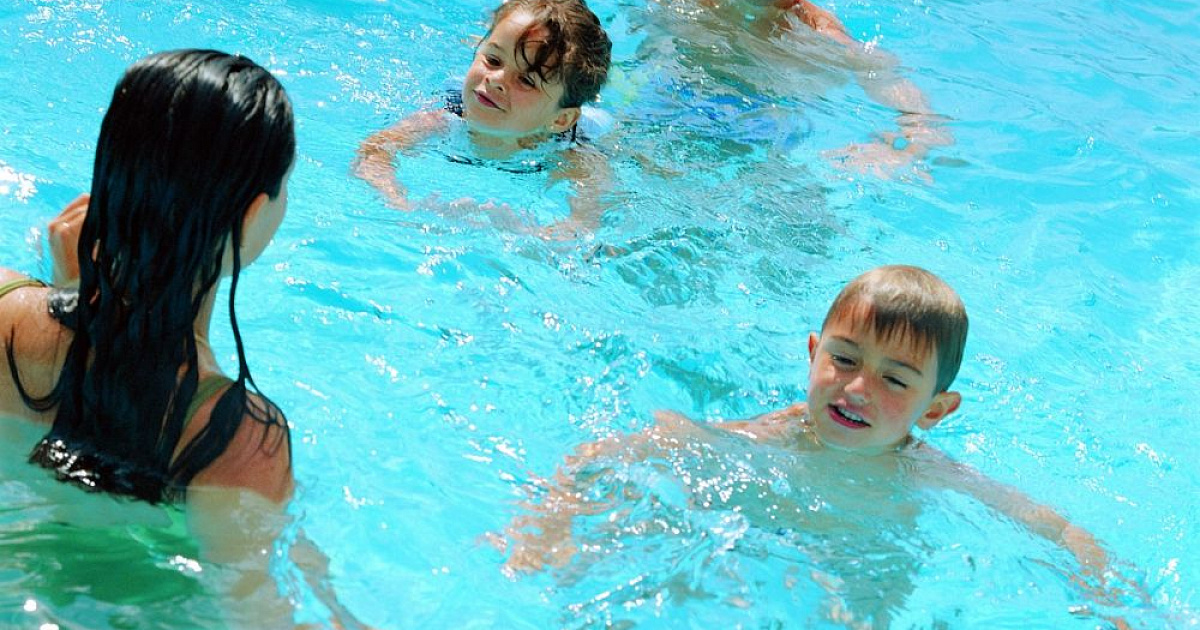 Девочка едва не утонула в бассейне отеля в Сочи