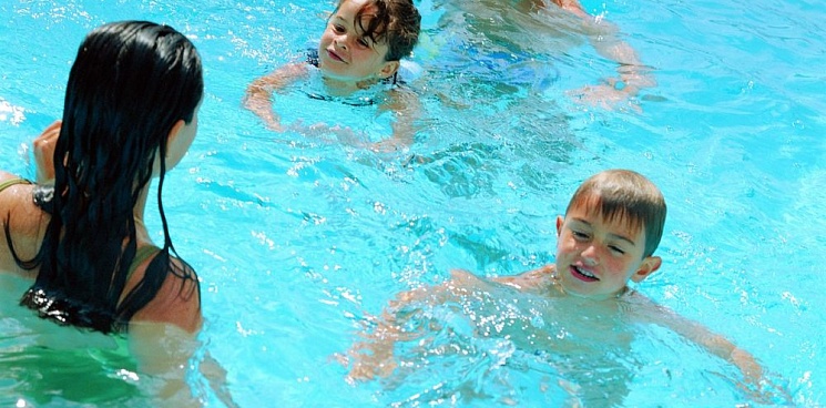 Девочка едва не утонула в бассейне отеля в Сочи