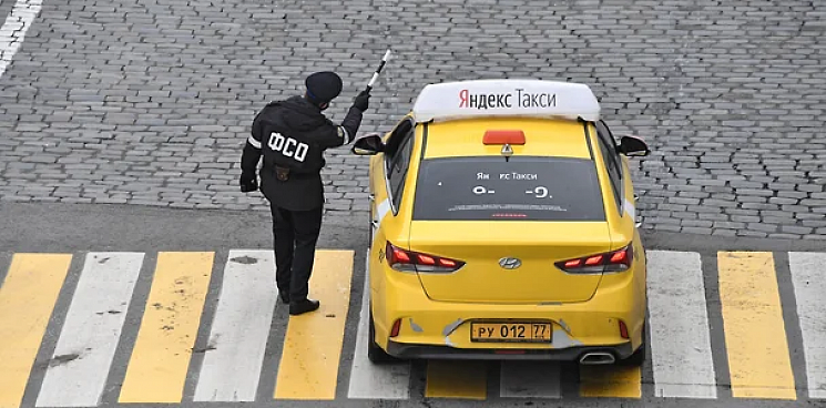 «Навязывает нерентабельные тарифы и увеличивает стоимость услуг»: краснодарский перевозчик подал в суд на «Яндекс. Такси»
