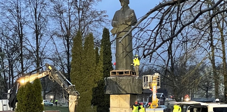 «Мы их освободили – они нам это не простят!» Власти Латвии приступили к демонтажу памятника советскому солдату – ВИДЕО 