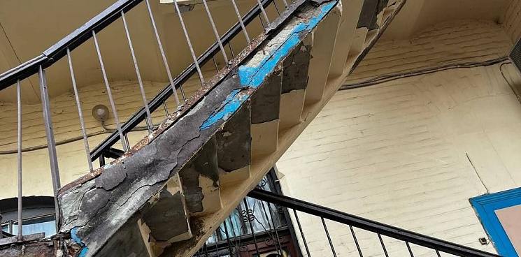 В Краснодаре два года не могут починить аварийную лестницу в одном из домов - ждут трагедии?
