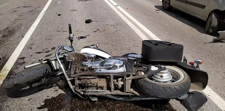 «Два человека в реанимации!» Мотоциклист с пассажиркой попали в жёсткое ДТП около Сочинского Цирка - ВИДЕО