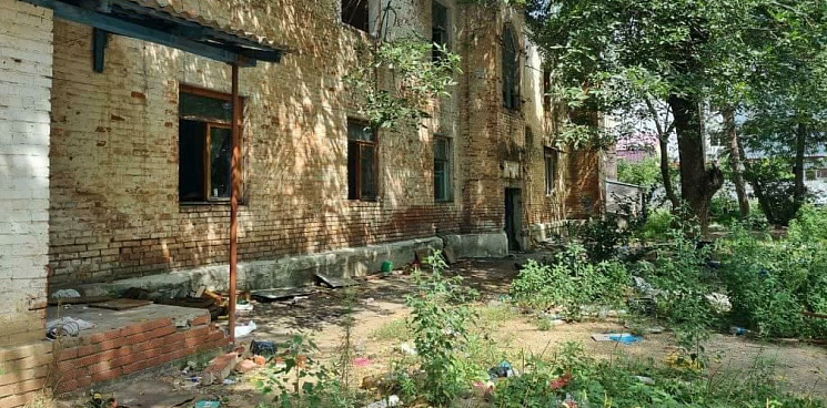 «Власти решили проблему уборных?» В Краснодаре расселённое общежитие превратилось в приют для бомжей 