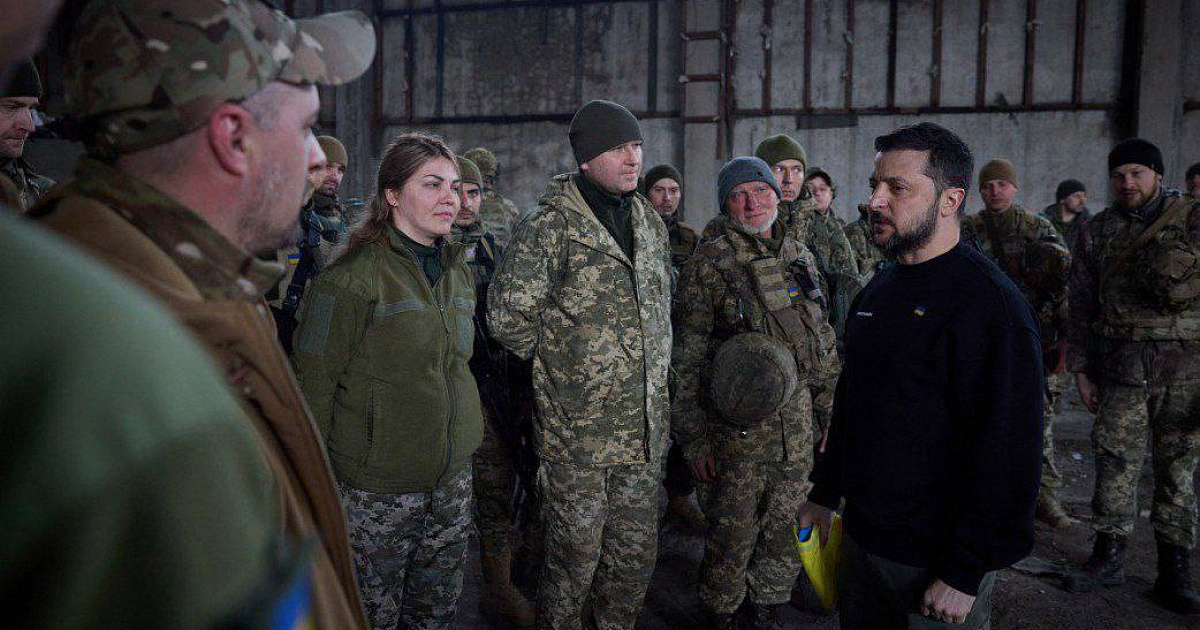 «Артиллерия ВС РФ уточняет координаты?» Зеленский прибыл на позиции ВСУ в районе Артёмовска – ВИДЕО