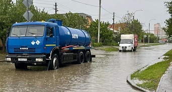 В Краснодаре 20 вакуумных машин ликвидируют последствия дождя