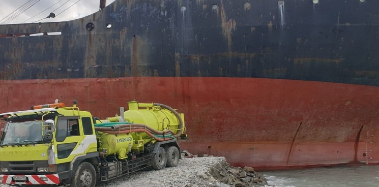 Нефть в Черное море у Геленджика могла попасть с брошенного судна Rio