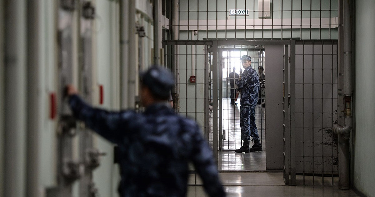 На Кубани 18-летний парень может получить ещё одну судимость за грабёж – появилось видео, как его «перевоспитывает» полиция