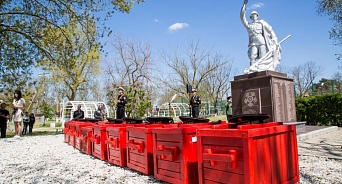 Под Анапой с почестями захоронили останки девяти советских солдат