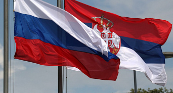 В анапской школе на праздничной линейке вывесили сербский флаг?