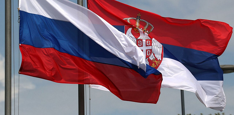 В анапской школе на праздничной линейке вывесили сербский флаг?