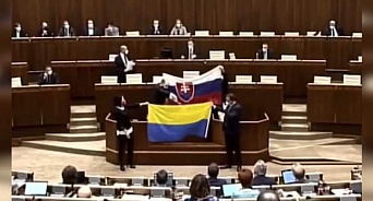 Битва символов: депутаты словацкого парламента облили водой украинский флаг – ВИДЕО 