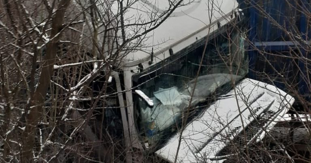 На скользкой дороге под Новороссийском большегруз «догнал» легковушку