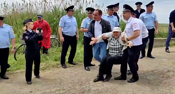 «Итог – задержание и штрафы!» На Кубани полицейские задержали активистов Полтавской, перекрывших дорогу к полигону: они получили штрафы