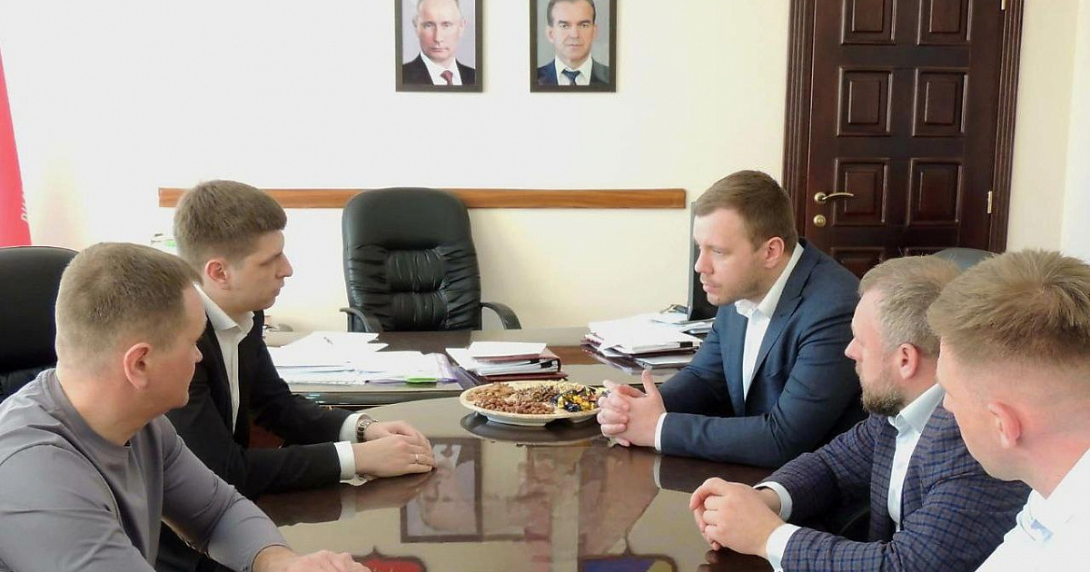Крупный чиновник из администрации Кубани выехал  в Туапсинский район, но проигнорировал двухлетнюю спортивную незавершёнку