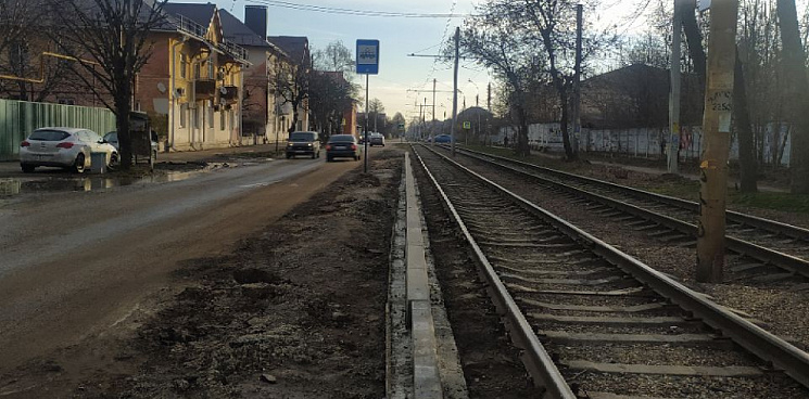 В Краснодаре из-за ремонта остановки пассажиры стоят на обочине