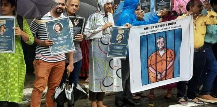В Индии прошли протесты против Билла Гейтса и ВОЗ