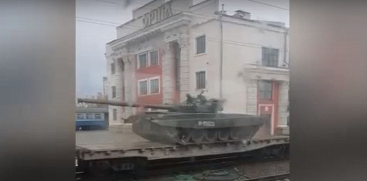 «Зачем ядерное оружие, когда есть Лукашенко?» Белорусские танки эшелонами идут к границе с Украиной - ВИДЕО