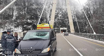 «Мост-убийца»: в Сочи в одном и том же месте на машины обрушиваются льдины