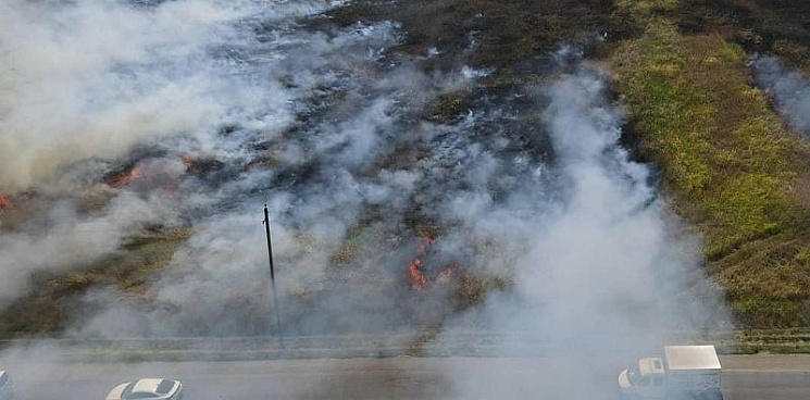 В пригороде Краснодара потушили возгорание на поле